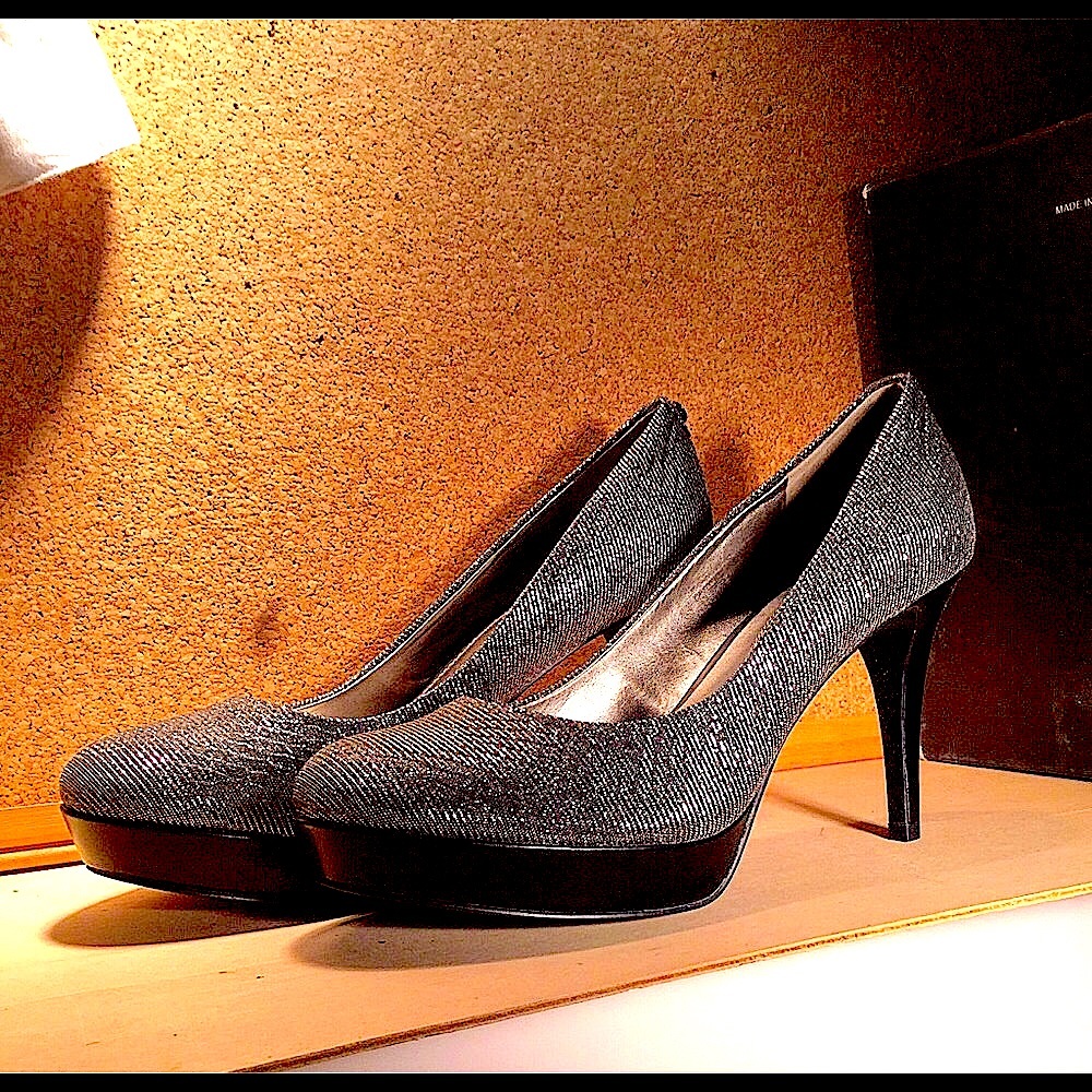 Tahari platform pumps brand new